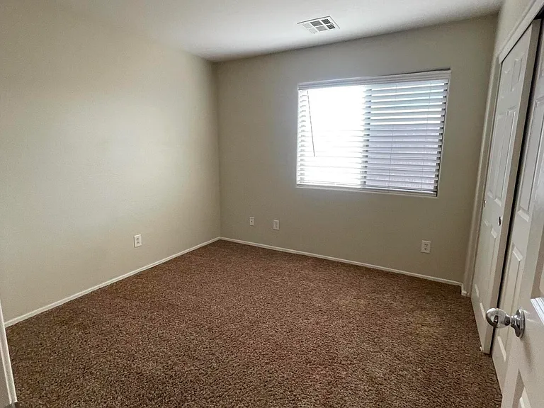 1466 E Holiday Dr — Photo 13