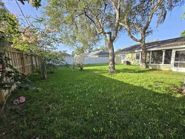 1545 Maxwell Ln — Photo 17