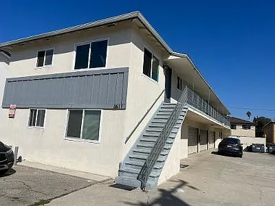6 plex building in prime location
