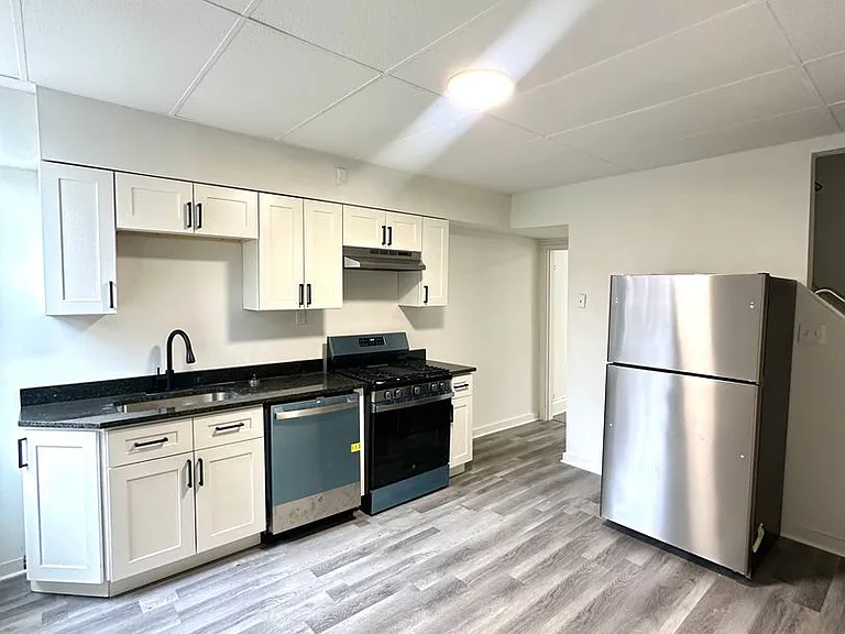 245 Ella St — Photo 1