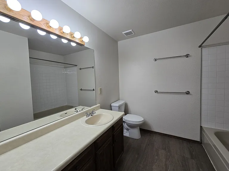 570 Manor Ct #B — Photo 21