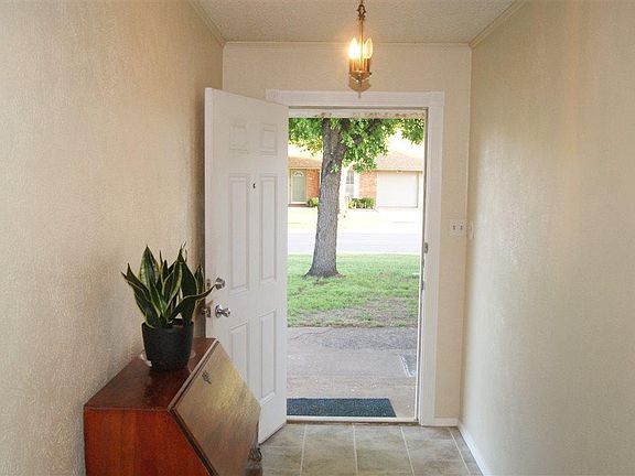 5th image of 706 W Rebecca Ave