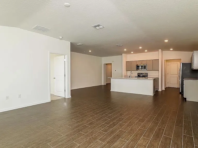 4 bed, 1879 sqft, $2,044 — Photo 4