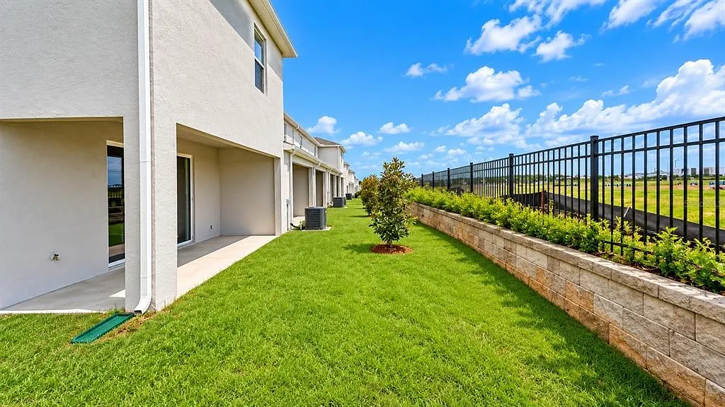 3 bed, 2.5 bath, 1689 sqft, $1,900 — Photo 4