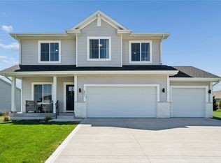 801 Fountain View Dr, Pella, IA 50219