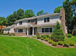 6 Melby Ln, Roslyn, NY 11576