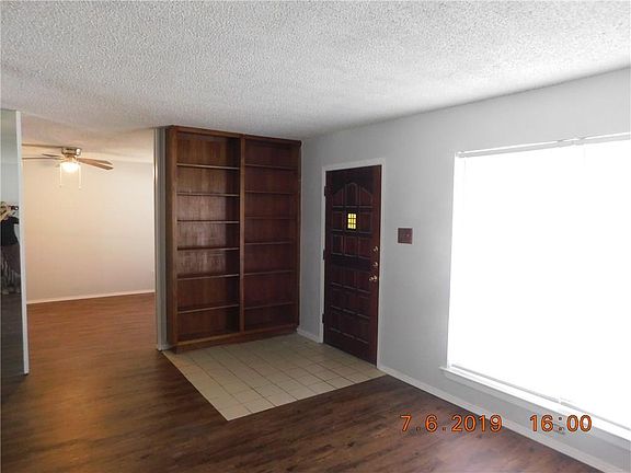 2nd image of 2606 Hollywood Dr