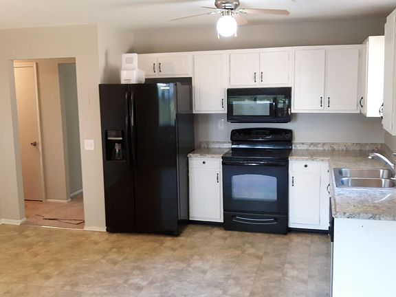 Full Kitchen includes built-in microwave and dishwasher
