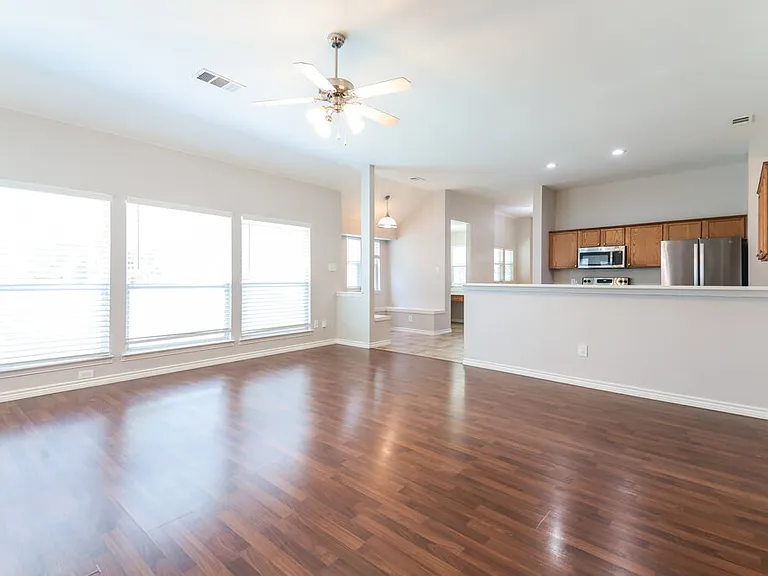 419 Creekview Dr — Photo 5