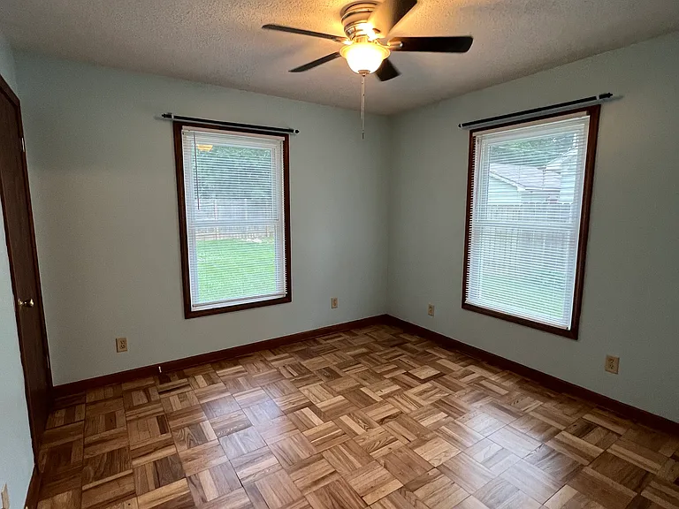 908 Jackson Ave — Photo 5