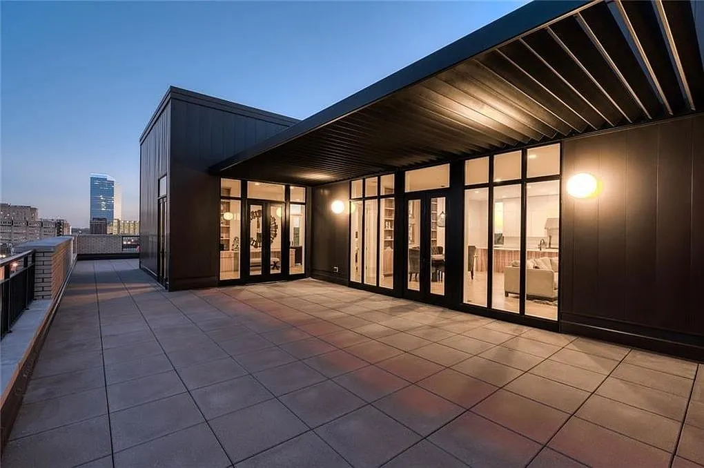 Fully Furnished-Posh Urban Penthouse in Midtown OKC- 1600 Sq. Ft. Rooftop Terrace with 360 degree... — Photo 4