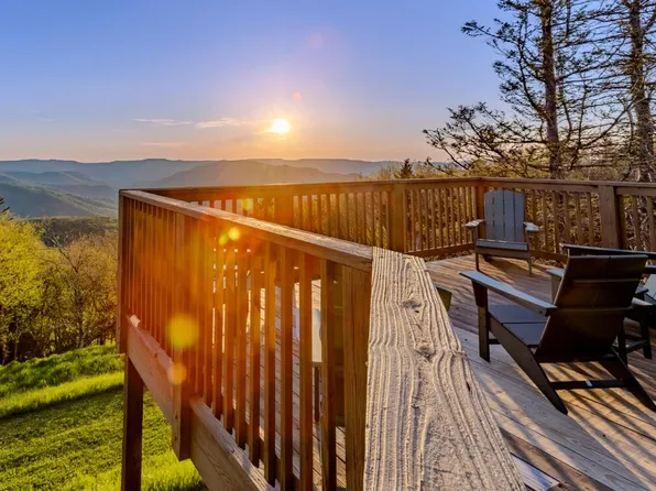 4 Lands End Ln, Slatyfork, WV 26291