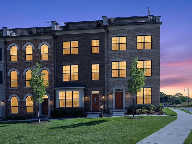 627 Leigh Way — Photo 1