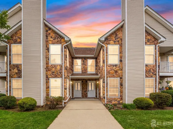 127 Chariot Ct, Piscataway, NJ 08854