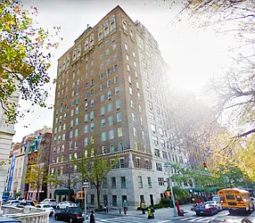 969 Fifth Avenue in Lenox Hill