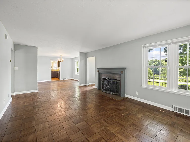 2260 N River Rd — Photo 29