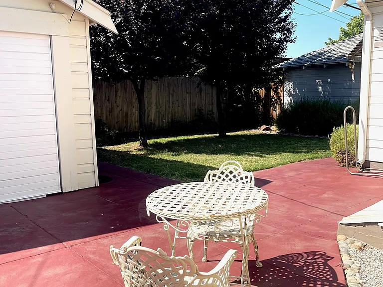 410 W Walnut St — Photo 30