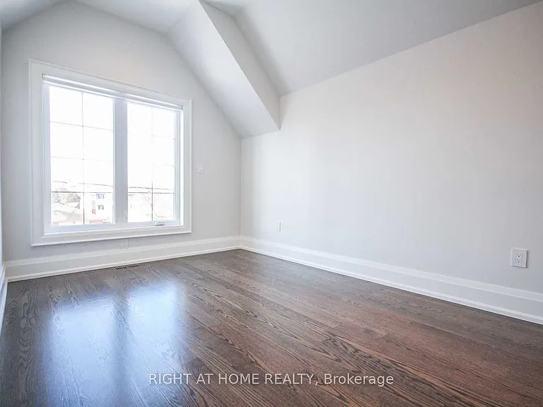 289 Connaught Ave — Photo 17
