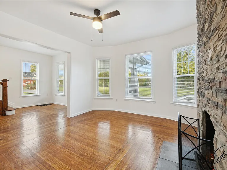 242 Harmon St — Photo 8
