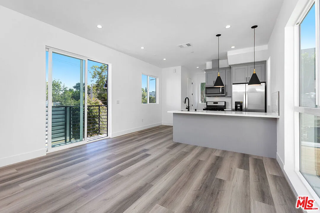 3 bed, 3.5 bath, 1260 sqft, $3,895 — Photo 2