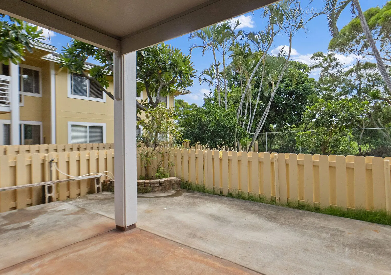 Corner-End Townhome w/ Private Yard- 94-524 Kupuohi St #16-103 — Photo 1