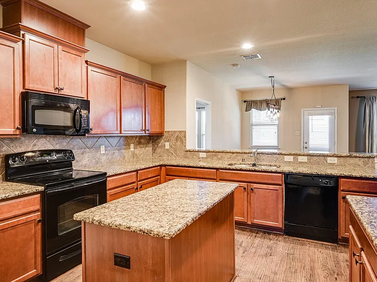 940 Lancashire Ln — Photo 8