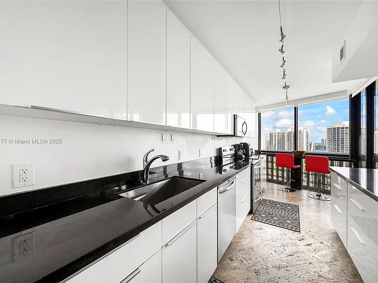 1000 W Island Blvd #2407 — Photo 10