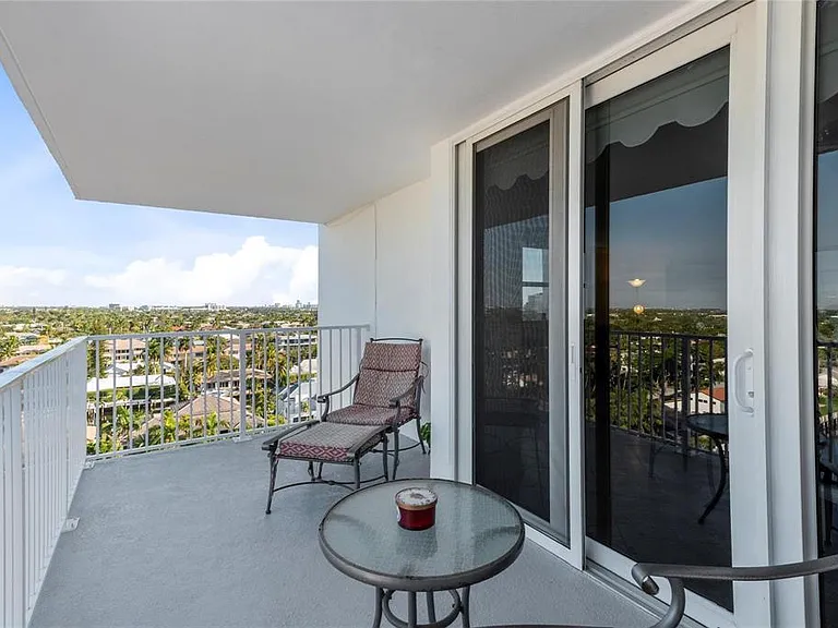 2881 33rd Ct #Penthouse A — Photo 17