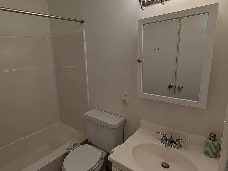 Full bathroom on 2nd floor