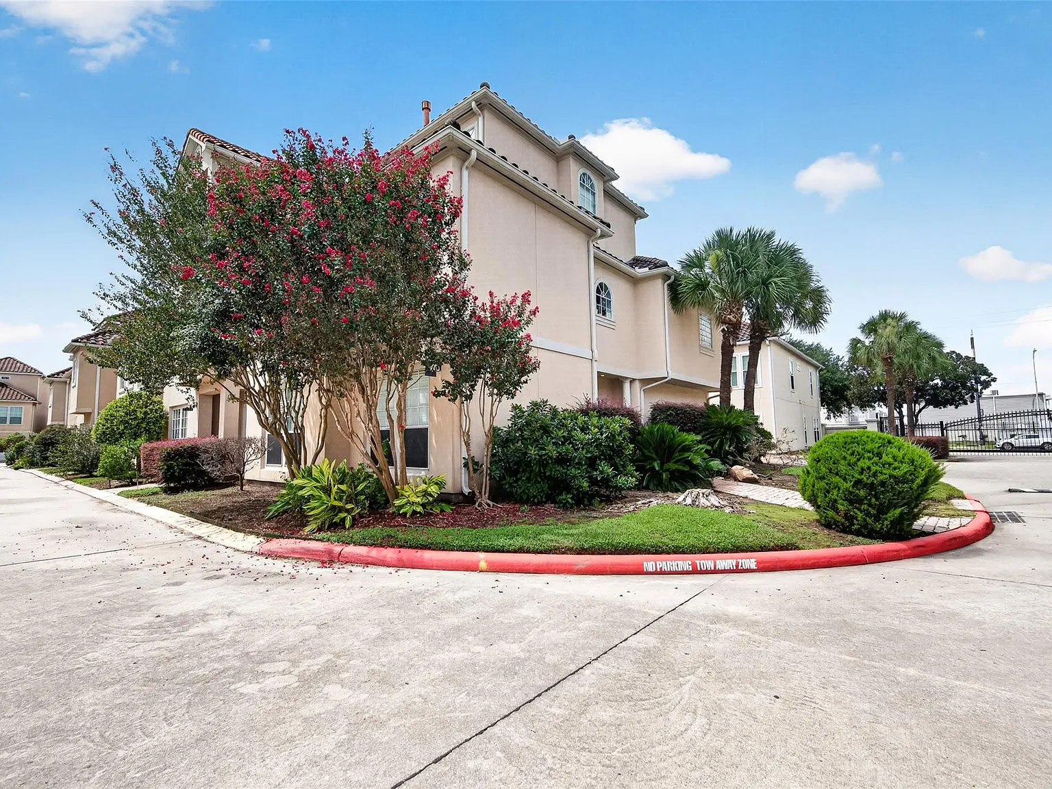 3 bed, 3.5 bath, 2551 sqft, $3,000 — Photo 3