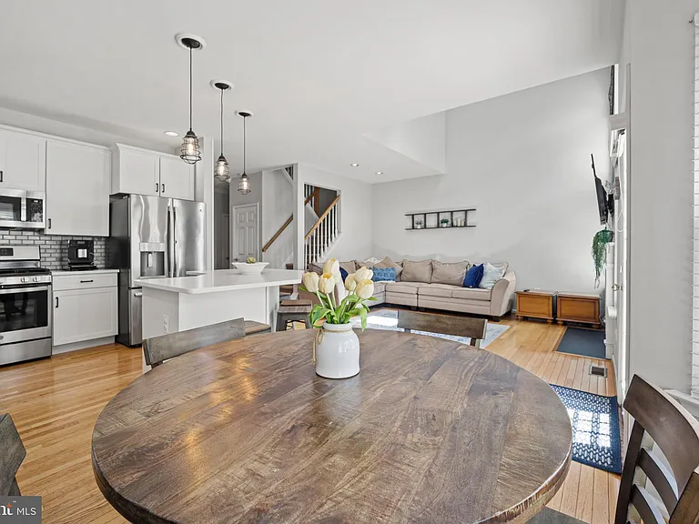 410 Fairview Way — Photo 4