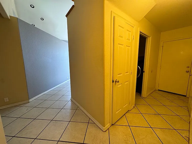 1510 E Charleston Ave — Photo 15