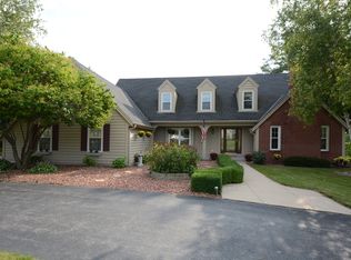 W281N1695 Golf View Dr, Pewaukee, WI 53072