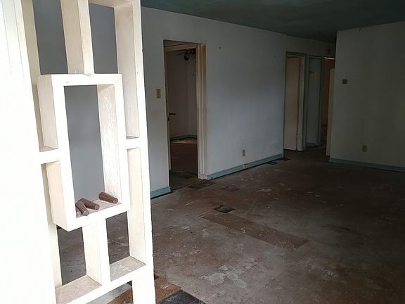 4th image of 2066 Springvale Dr