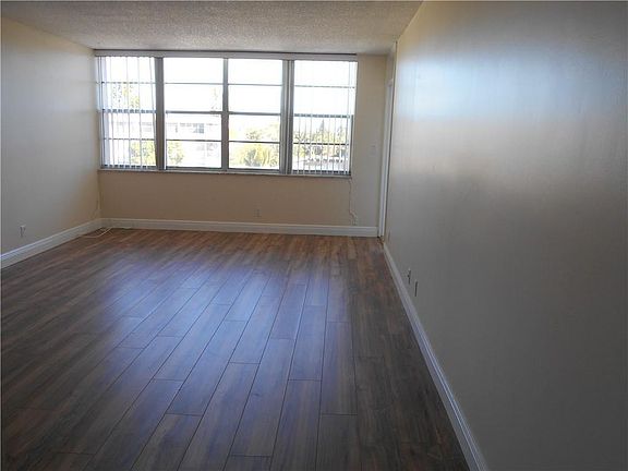 3rd image of 2781 Taft Street #405