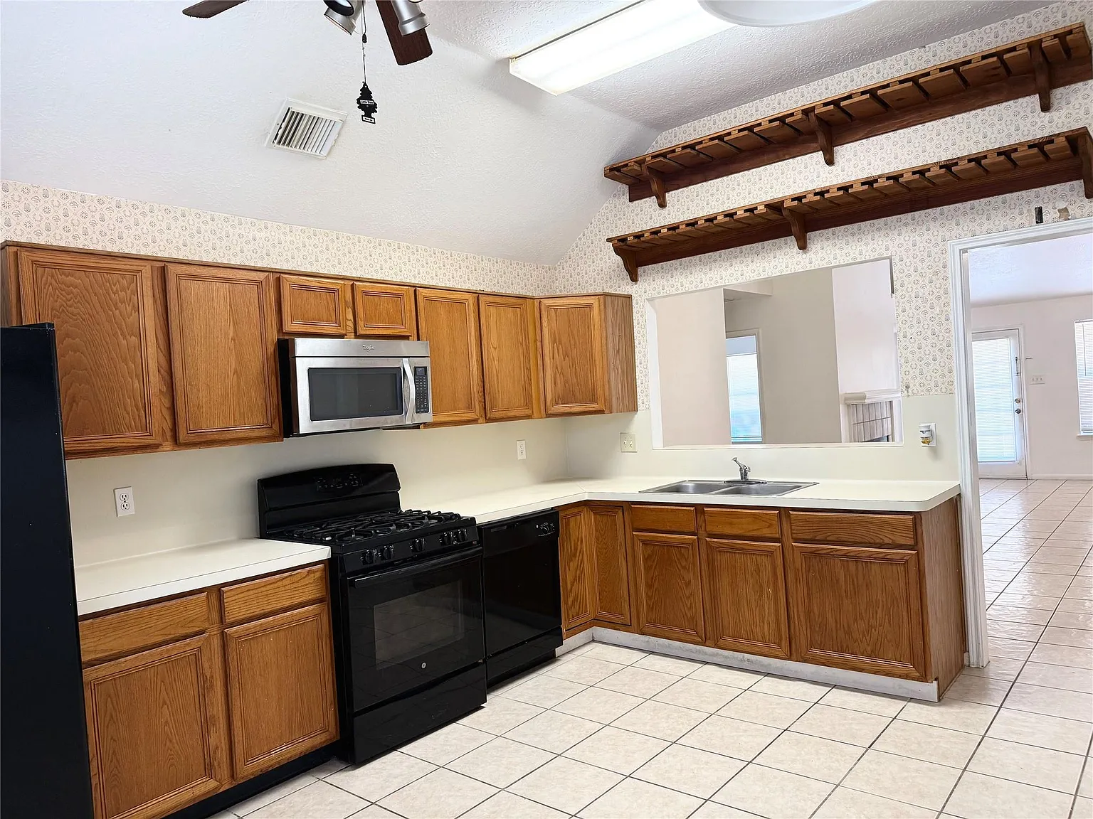3 bed, 2.0 bath, 1601 sqft, $1,800 — Photo 4