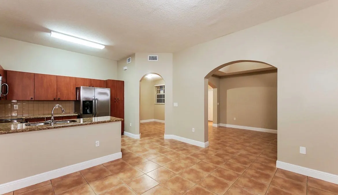 3 bed, 2010 sqft, $3,500 — Photo 2