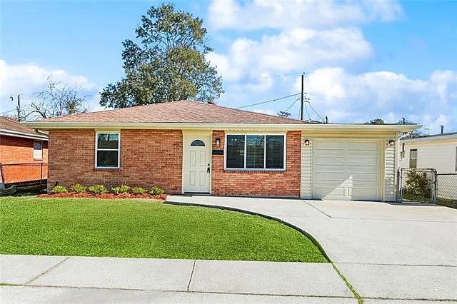 1381 Maplewood Dr — Photo 1