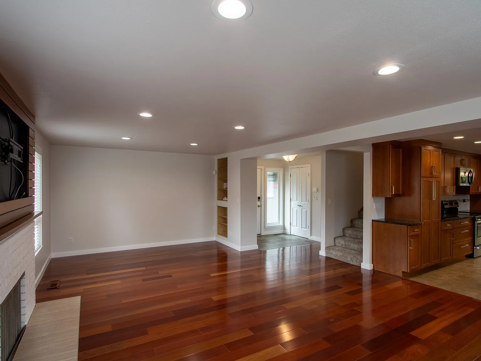 4 bed, 2.5 bath, 2300 sqft, $3,950 — Photo 3