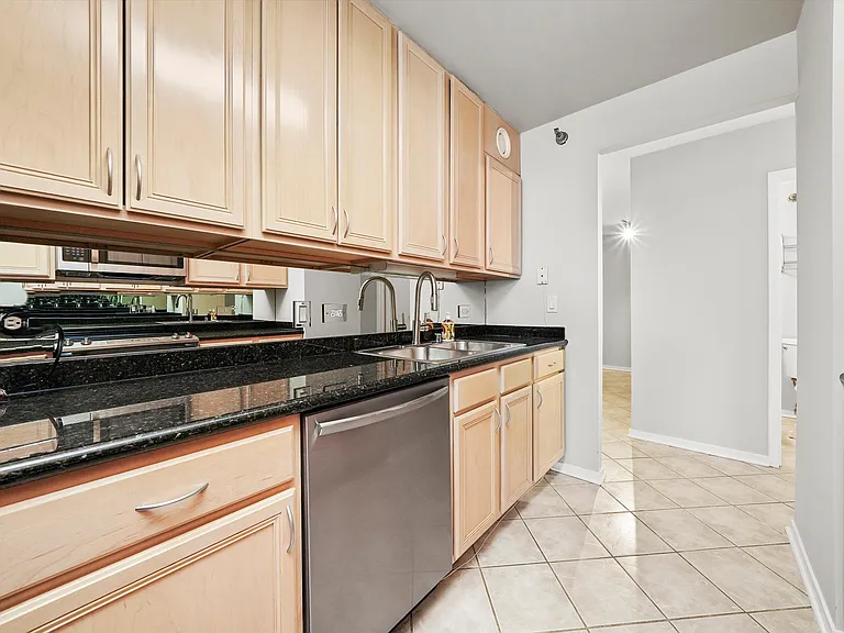 70 W Huron St #21B — Photo 12