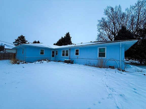 3rd image of 906 Main St