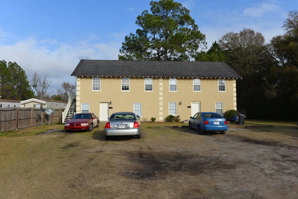 2 bed, 1.0 bath, 700 sqft, $875 — Photo 1