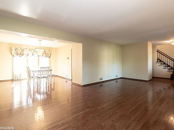 2nd image of 15437 Lancaster Ln