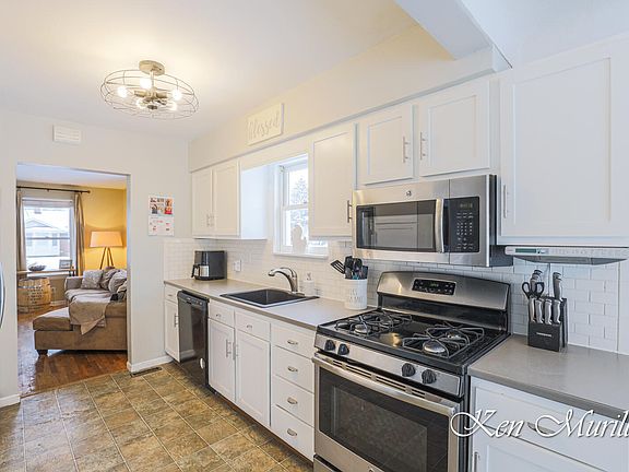 5th image of 2427 De Laat Ave SW