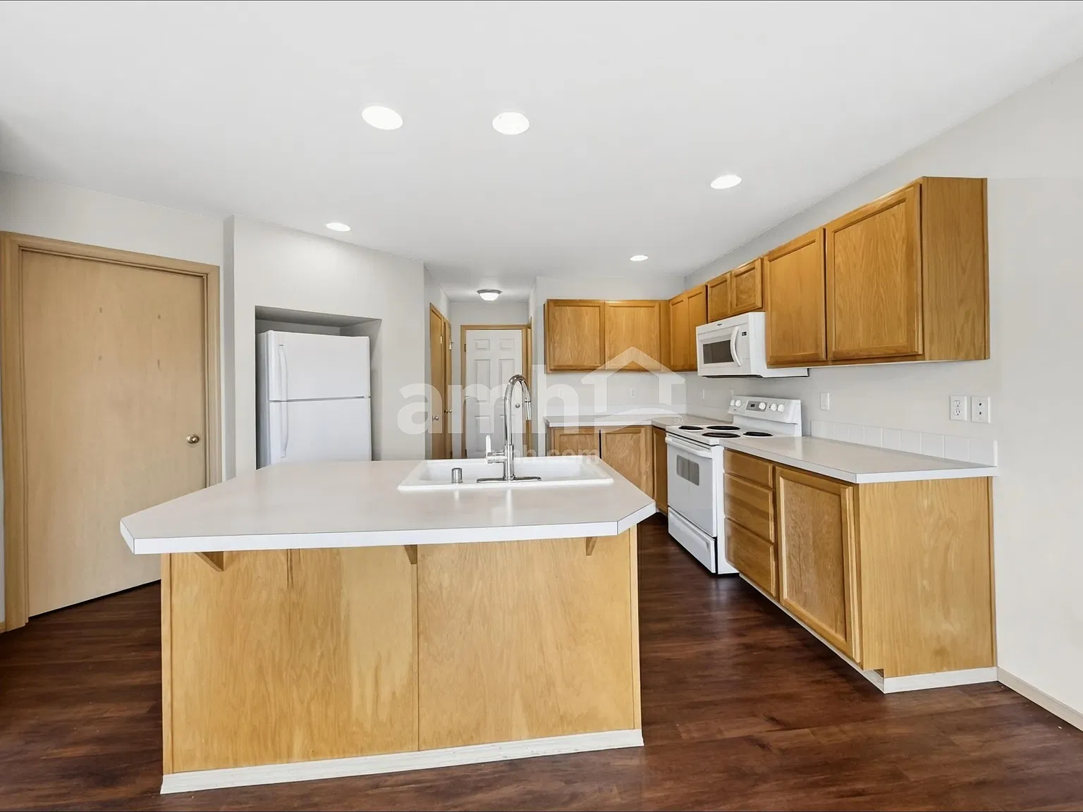3 bed, 2.5 bath, 1600 sqft, $2,660 — Photo 4
