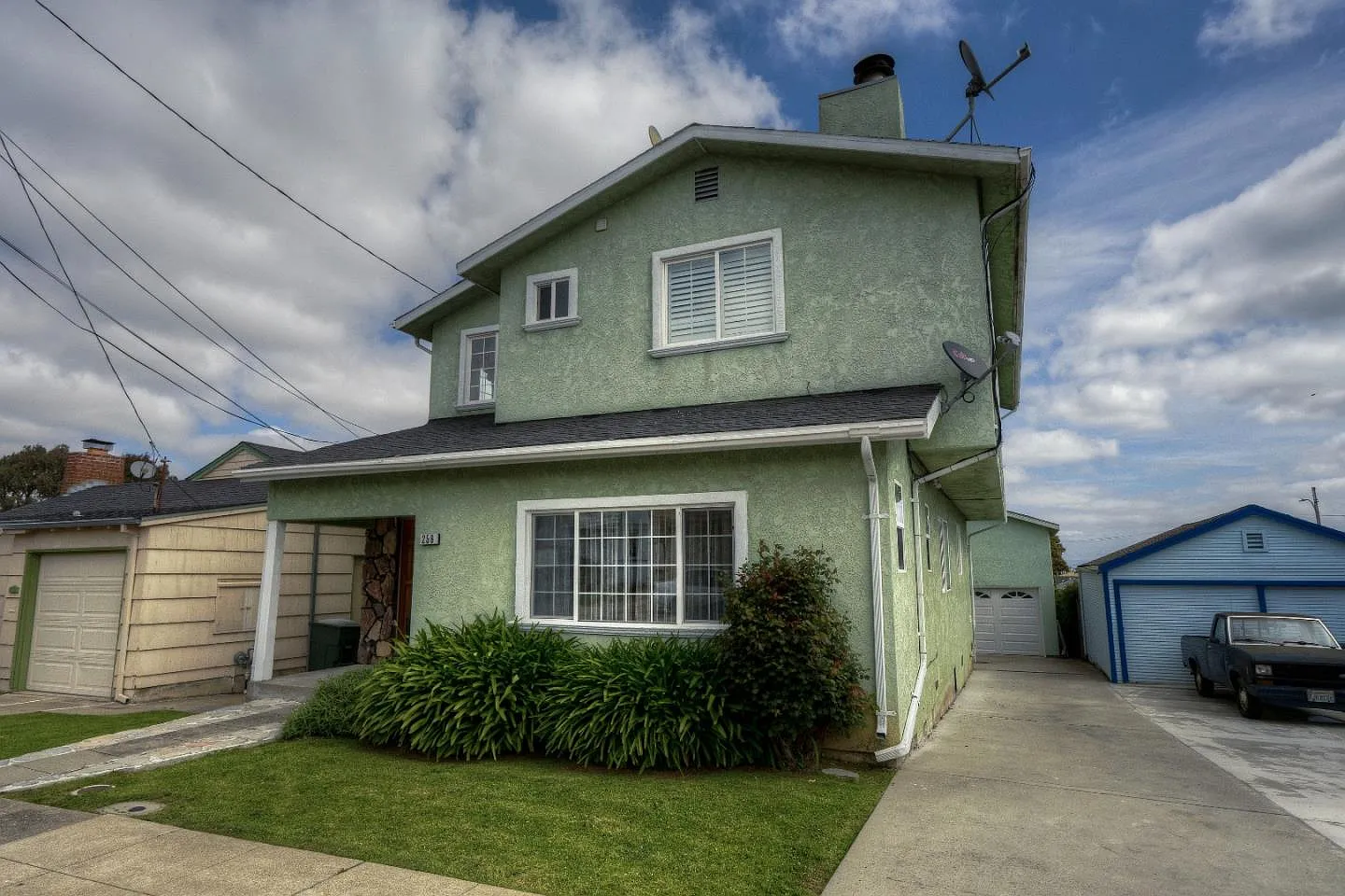 256 Linden Ave photo 1