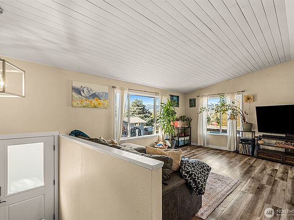 5th image of 520 Lacey Place NE