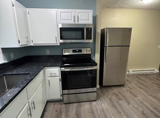 15 River St APT 6, Russell, MA 01071