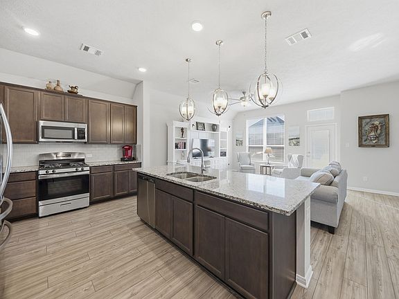 4th image of 1010 Old Vine Rd