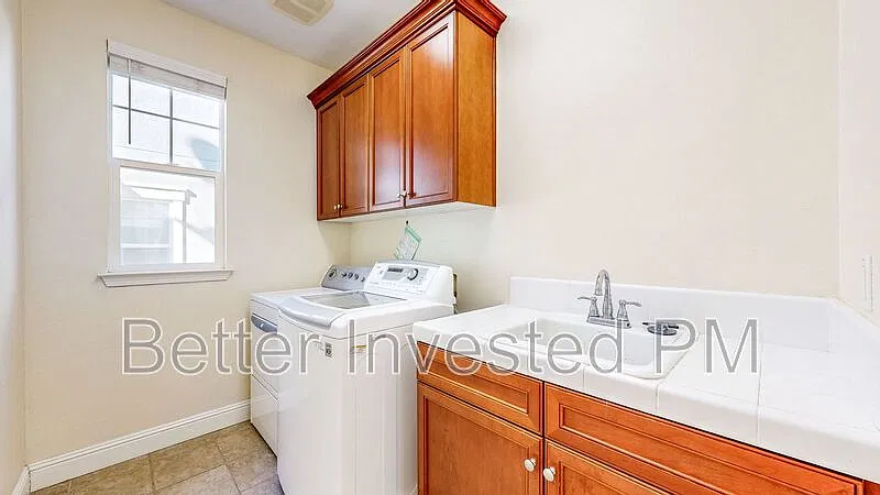 3 bed, 2.5 bath, 2264 sqft, $3,995 — Photo 2
